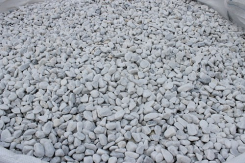 Kamenclub.ru: Мраморная крошка (щебень галтованный белый) фр.10-20 мм.  купить в Коломне мрамор белый, молочный, айвори окатанный округлый декоративный ландшафтный щебень 17000 руб/т   фото КАМЕНЬ КЛУБ