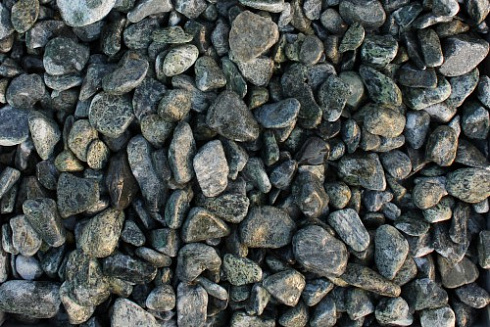 Kamenclub.ru: Щебень галтованный зеленый (змеевик) фр. 20-40 мм.  купить в Коломне мрамор зеленый, салатовый оголтованный щебень мраморный 12500 руб/т   фото КАМЕНЬ КЛУБ