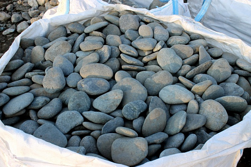 Kamenclub.ru: Галька речная плоская (темно-серая) фр. 70-150 мм. купить  в Коломне галечник природный темно-серый серый синий речная плоская природная окатанная  9000 руб/т   фото КАМЕНЬ КЛУБ