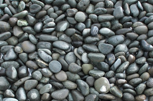 Kamenclub.ru: Галька речная окат (темно-серая) фр. 70-150 мм. купить  в Коломне галька речная темно-серая, синяя, серая речная галька округлая  8000 руб/т   фото КАМЕНЬ КЛУБ