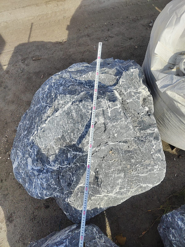 Kamenclub.ru: Черный мрамор скальник фр. 1000-1500 мм.  купить в Коломне мрамор черный белый серый крупный колотый валун ландшафтный 9000 руб/т   фото КАМЕНЬ КЛУБ