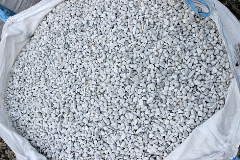 Kamenclub.ru: Мраморная крошка (щебень галтованный белый) фр.10-20 мм.  купить в Коломне мрамор белый, молочный, айвори окатанный округлый декоративный ландшафтный щебень 17000 руб/т   фото КАМЕНЬ КЛУБ