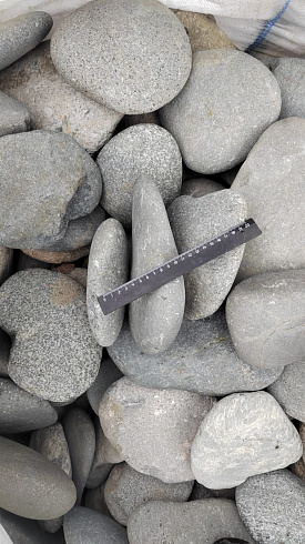 Kamenclub.ru: Галька речная плоская (темно-серая) фр. 70-150 мм. купить  в Коломне галечник природный темно-серый серый синий речная плоская природная окатанная  9000 руб/т   фото КАМЕНЬ КЛУБ