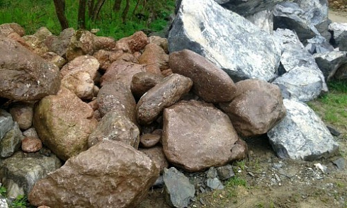 Kamenclub.ru: Конгломераты фр. 300-1000 мм.  купить в Коломне кварц мрамор диабаз коричневый, серый зеленоватый речной валун крупный 6500 руб/т   фото КАМЕНЬ КЛУБ