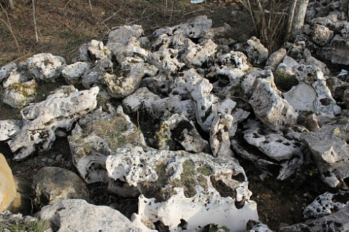 Kamenclub.ru: Выветренный известняк (степной) фр. 500-1500 мм.  купить в Коломне    10000 руб/т   фото КАМЕНЬ КЛУБ