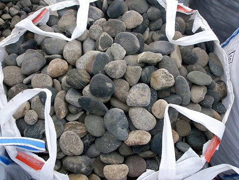 Kamenclub.ru: Галька речная плоская (ассорти) фр. 100-200-300 мм. купить  в Коломне галька плоская разноцветная серый белый темно-серый синий речная галька ландшафтная 8000 руб/т   фото КАМЕНЬ КЛУБ