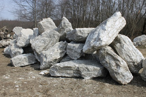 Kamenclub.ru: Мраморизированный известняк фр.500-1500 мм.  купить в Коломне    10000 руб/т   фото КАМЕНЬ КЛУБ