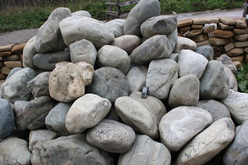 Kamenclub.ru: Речной валун Кабанчик фр.300-500 мм.  купить в Коломне крупный природный камень галька серый, темно-серый речной валун галечник масштабный 7000 руб/т   фото КАМЕНЬ КЛУБ