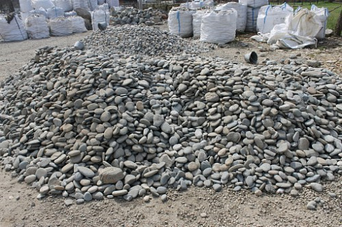 Kamenclub.ru: Галька речная плоская (ассорти) фр. 70-150 мм. купить  в Коломне галька галечник серый белый темно-серый синий светло-серый плоская природная галька  9000 руб/т   фото КАМЕНЬ КЛУБ