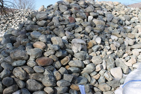 Kamenclub.ru: Ландшафтные валунчики фр.100-500 мм.  купить в Коломне крупный природный камень серый, темно-серый, светло-серый речной валун крупный 4800 руб/т   фото КАМЕНЬ КЛУБ