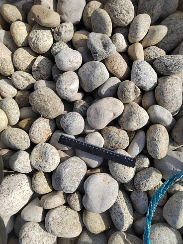 Kamenclub.ru: Галька речная окат (серо-белая) фр. 70-120 мм купить  в Коломне галька галечник бело-серая, серо-белая, серая, белая речная природная галька  8000 руб/т   фото КАМЕНЬ КЛУБ