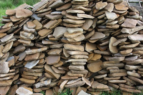 Kamenclub.ru: Песчаник колотый для облицовки (фр. 2-3 см)  купить в Коломне песчаник бежевый серый рыжий песчаник строительный 5000 руб/т   фото КАМЕНЬ КЛУБ