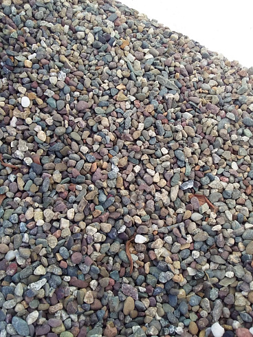 Kamenclub.ru: Галька речная окат цветная фр.5-10 мм. купить  в Коломне галька речная белый, серый, красноватый, синий, темно-серый речная окатанная галька декоративная 6800 руб/т   фото КАМЕНЬ КЛУБ