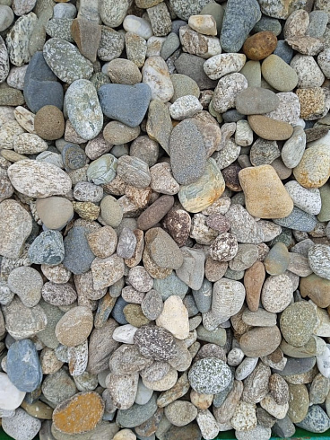 Kamenclub.ru: Галька горная речная окат (цветная) фр. 20-40 мм. купить  в Коломне галька речная серый синий бежевый белый окатанная речная галька ландшафтная 6800 руб/т   фото КАМЕНЬ КЛУБ