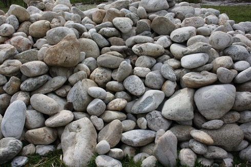 Kamenclub.ru: Бело-серый валунчик фр.100-300 мм.  купить в Коломне крупный камень для ландшафта серый, белый бело-серый валун крупная галька 4500 руб/т   фото КАМЕНЬ КЛУБ