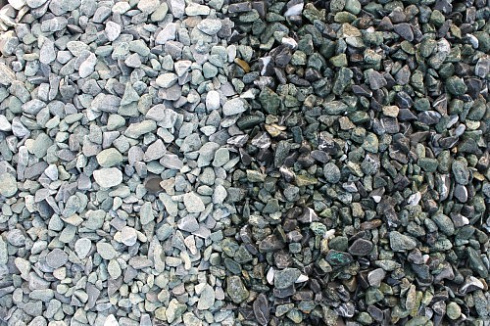 Kamenclub.ru: Мраморная крошка (щебень галтованный микс:зеленый-черный) фр.10-20 мм.  купить в Коломне мрамор зеленый, черный декоративные ландшафтные окатанные округлые камни щебня 14500 руб/т   фото КАМЕНЬ КЛУБ
