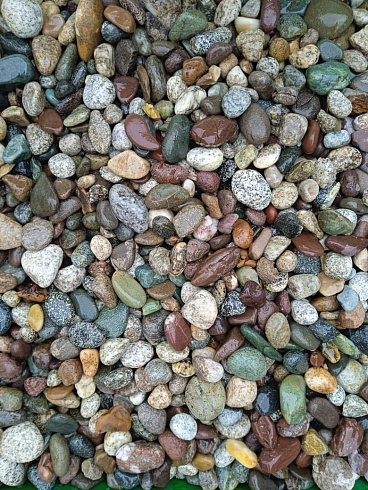 Kamenclub.ru: Галька горная речная окат (цветная) фр. 20-40 мм. купить  в Коломне галька речная серый синий бежевый белый окатанная речная галька ландшафтная 6800 руб/т   фото КАМЕНЬ КЛУБ