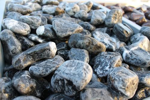 Kamenclub.ru: Щебень галтованный черный (мрамор) фр.20-40 мм.  купить в Коломне мрамор черный с белыми прожилками мрамор окатанный округлый 15000 руб/т   фото КАМЕНЬ КЛУБ