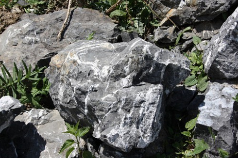 Kamenclub.ru: Черный мрамор скальник фр. 1000-1500 мм.  купить в Коломне мрамор черный белый серый крупный колотый валун ландшафтный 9000 руб/т   фото КАМЕНЬ КЛУБ