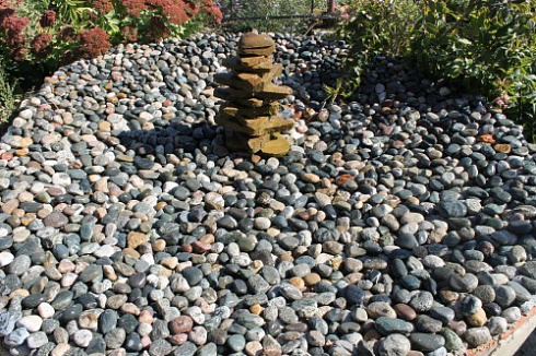 Kamenclub.ru: Галька окат (цветная картошка) фр. 50-100 мм. купить  в Коломне галька природная окатанная серый белый цветной синий темно-серый коричневый округлый галечник окатанный 6800 руб/т   фото КАМЕНЬ КЛУБ