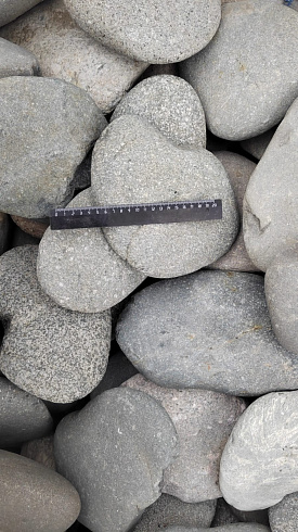 Kamenclub.ru: Галька речная плоская (темно-серая) фр. 70-150 мм. купить  в Коломне галечник природный темно-серый серый синий речная плоская природная окатанная  9000 руб/т   фото КАМЕНЬ КЛУБ