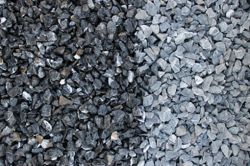 Kamenclub.ru: Щебень крошка черный (мрамор) фр. 10-20 мм.  купить в Коломне мрамор черный с белыми прожилками, черный, белый каменная ландшафтная декоративная крошка щебня 11000 руб/т   фото КАМЕНЬ КЛУБ