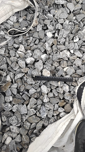 Kamenclub.ru: Щебень галтованный черный (мрамор) фр.40-70 мм.  купить в Коломне мрамор черный с белыми прожилками, черный, белый щебень галтованный округлый 13500 руб/т   фото КАМЕНЬ КЛУБ