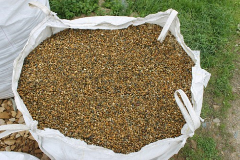 Kamenclub.ru: Галька окат (серо-желтая) фр.10-20 мм. купить  в Коломне галька серо-желтая, рыжая, серый речная окатанная округлая галька 5000 руб/т   фото КАМЕНЬ КЛУБ