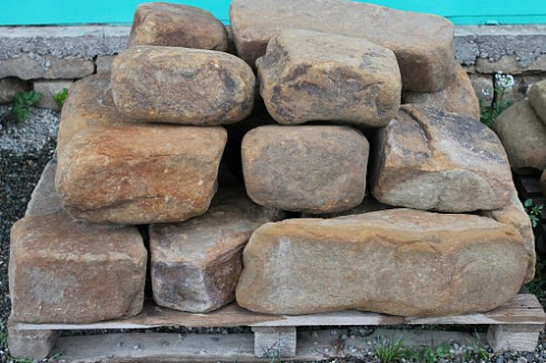 Kamenclub.ru: Песчаник для строительства и кладки (фр. 200-400 мм)  купить в Коломне песчаник бежевый серый рыжий желтый блоки для строительства из песчаника 6500 руб/т   фото КАМЕНЬ КЛУБ