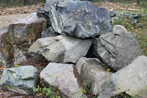 Kamenclub.ru: Змеевик скальник фр. 500-1500 мм.  купить в Коломне змеевик зеленый серый черный глыба скальная колотая 7500 руб/т   фото КАМЕНЬ КЛУБ