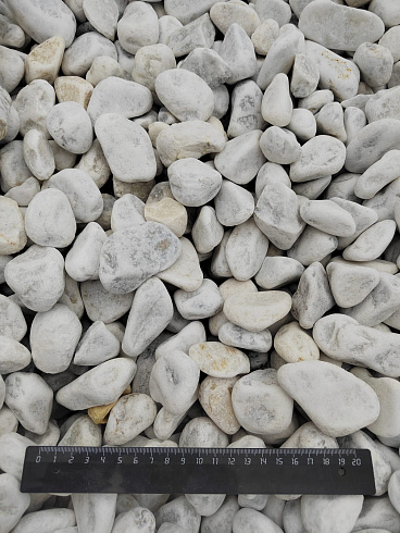 Kamenclub.ru: Мраморная крошка (щебень галтованный белый) фр.40-70 мм.  купить в Коломне мрамор белый молочный айвори окатанный округлый природный камень 17000 руб/т   фото КАМЕНЬ КЛУБ