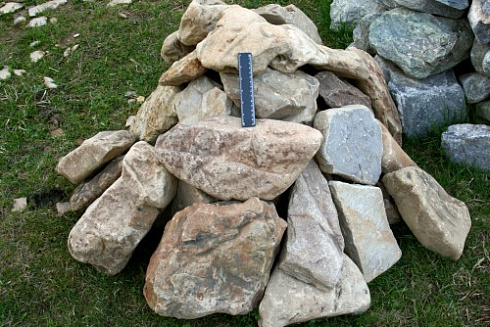 Kamenclub.ru: Песчаник декоративный ландшафтный (фр. 300-500 мм)  купить в Коломне песчаник желтый рыжий серый зеленый валун речной окатанный природный песчаника 4 500 руб/т   фото КАМЕНЬ КЛУБ