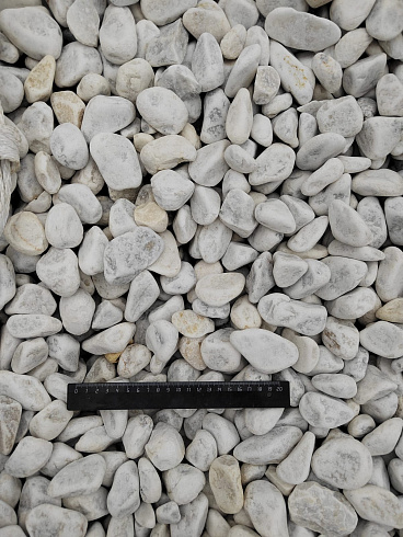 Kamenclub.ru: Мраморная крошка (щебень галтованный белый) фр.40-70 мм.  купить в Коломне мрамор белый молочный айвори окатанный округлый природный камень 17000 руб/т   фото КАМЕНЬ КЛУБ