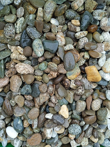 Kamenclub.ru: Галька горная речная окат (цветная) фр. 20-40 мм. купить  в Коломне галька речная серый синий бежевый белый окатанная речная галька ландшафтная 6800 руб/т   фото КАМЕНЬ КЛУБ
