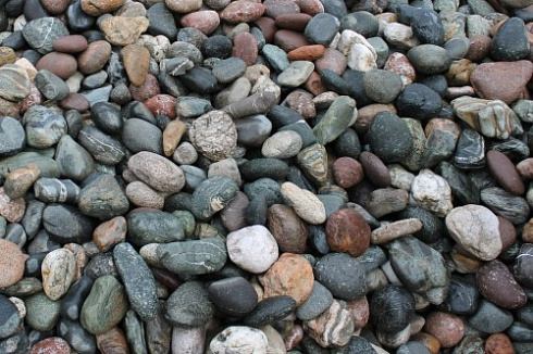 Kamenclub.ru: Галька речная окат (ассорти) фр. 50-100 мм. купить  в Коломне галька природная округлая серая белая черная серая коричневая синяя галька речная окатанная округлая 6200 руб/т   фото КАМЕНЬ КЛУБ