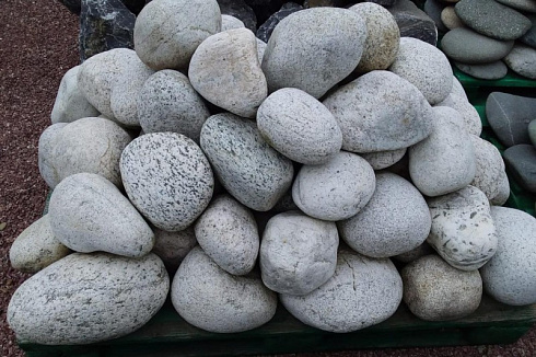 Kamenclub.ru: Бело-серый валунчик фр.100-300 мм.  купить в Коломне крупный камень для ландшафта серый, белый бело-серый валун крупная галька 4500 руб/т   фото КАМЕНЬ КЛУБ