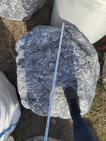 Kamenclub.ru: Черный мрамор скальник фр. 1000-1500 мм.  купить в Коломне мрамор черный белый серый крупный колотый валун ландшафтный 9000 руб/т   фото КАМЕНЬ КЛУБ