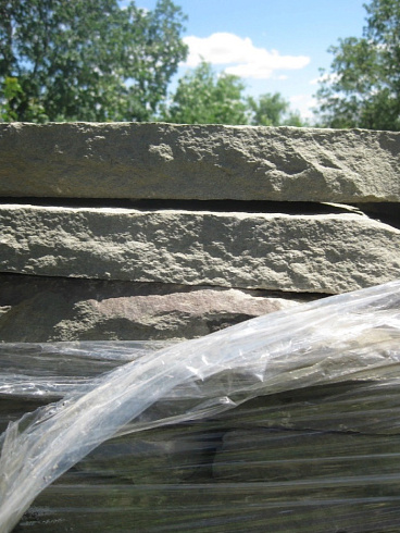 Kamenclub.ru: Песчаник пластушка серо-зеленый (1,5 см)  купить в Коломне плитняк - пластушка серо-зеленый, серый, зеленый пластушка рваная ландшафтная колотая 10200 руб/м3   фото КАМЕНЬ КЛУБ