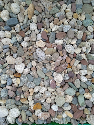 Kamenclub.ru: Галька горная речная окат (цветная) фр. 20-40 мм. купить  в Коломне галька речная серый синий бежевый белый окатанная речная галька ландшафтная 6800 руб/т   фото КАМЕНЬ КЛУБ