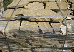 Kamenclub.ru: Песчаник пластушка желтый с рисунком (3 см)  купить в Коломне песчаник желтый с рисунком, рыжий, желтый песчаник пластушка ландшафтная рваная 8 500 руб/м3   фото КАМЕНЬ КЛУБ