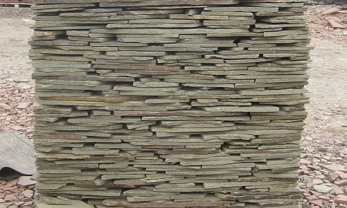 Kamenclub.ru: Песчаник пластушка серо-зеленый (3,0 см)  купить в Коломне песчаник серо-зеленый, серый, зеленый песчаник пластушка колотый рваный ландшафтный 10200 руб/м3   фото КАМЕНЬ КЛУБ