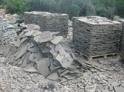 Kamenclub.ru: Песчаник пластушка серо-зеленый (1,5 см)  купить в Коломне плитняк - пластушка серо-зеленый, серый, зеленый пластушка рваная ландшафтная колотая 10200 руб/м3   фото КАМЕНЬ КЛУБ