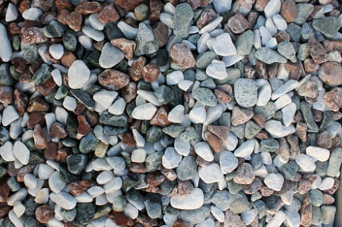 Kamenclub.ru: Мраморная крошка (щебень галтованный микс:белый-зеленый-розовый) фр.20-40 мм.  купить в Коломне мрамор белый, зеленый, розовый мрамор декоративный (галтовка) 15500 руб/т   фото КАМЕНЬ КЛУБ