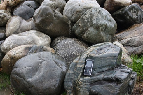 Kamenclub.ru: Речной валун Кабанчик фр.300-500 мм.  купить в Коломне крупный природный камень галька серый, темно-серый речной валун галечник масштабный 7000 руб/т   фото КАМЕНЬ КЛУБ