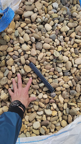 Kamenclub.ru: Галька речная окат рыжая фр. 20-40 мм. купить  в Коломне галька речная окатанная рыжая желтая серая округлая речная галька 5000 руб/т   фото КАМЕНЬ КЛУБ