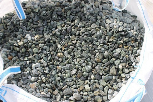 Kamenclub.ru: Щебень крошка зеленый (змеевик) фр. 20-40 мм.  купить в Коломне мрамор зеленый, салатовый ландшафтная мраморная крошка 8500 руб/т   фото КАМЕНЬ КЛУБ