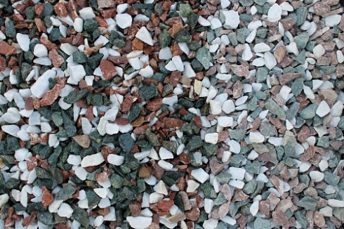 Kamenclub.ru: Мраморная крошка (щебень крошка микс: белый-зеленый-розовый) фр. 10-20 мм.  купить в Коломне мрамор белый, зеленый, розовый декоративный ландшафтный колотый щебень 12000 руб/т   фото КАМЕНЬ КЛУБ