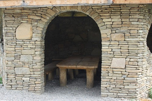 Kamenclub.ru: Песчаник для строительства и кладки блочный (фр 100-200 мм)  купить в Коломне песчаник бежевый серый рыжий валун мелкий для строительства песчаник 6500 руб/т   фото КАМЕНЬ КЛУБ