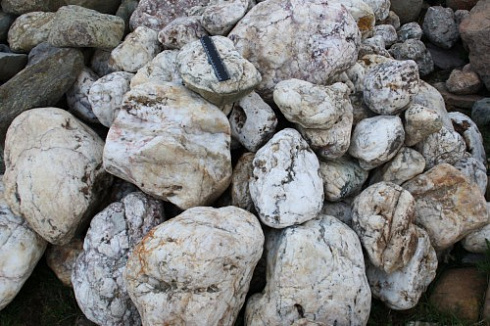 Kamenclub.ru: Кварцевый валунчик фр.100-300 мм.  купить в Коломне кварц белый, бежевый молочный рыжий крупный природный камень галечник 7850 руб/т   фото КАМЕНЬ КЛУБ