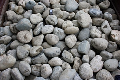 Kamenclub.ru: Речной валун (Ассорти) фр.100-300 мм.  купить в Коломне галечник серый, темно-серый, светло-серый речная галька крупных размеров 4200 руб/т   фото КАМЕНЬ КЛУБ